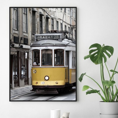 Poster, The tramFotomotiv över en spårvagn i Lissabon.Tryckt på miljövänligt 230g, matt papperFinns i fler storlekar Postern levereras utan ram