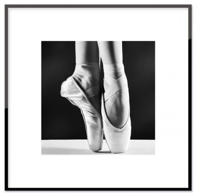 Poster Tip toesAffisch i svartvitt med fötter som dansar balett. Tryckt på miljövänligt 230g matt papperStorlek: 30x30 cm och 50x50 cmPostern levereras utan ram