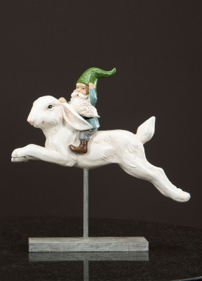Tomte på skuttande hareEn fin juldekoration med en tomte i grön luva, ridandes på en skuttande hare. Storlek: 37x10,5x38 cmMaterial: Poly