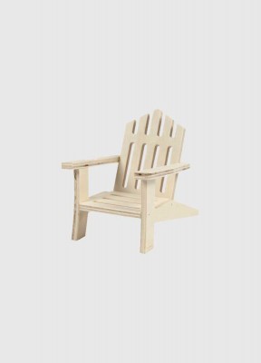 Nisses trädgårdsstol, träLiten trädgårdsstol i ljust trä, perfekt för en liten miniatyrvärld och för Nisses ankomst i jul. Höjd: 9 cmBredd: 7,5 cmMaterial: Trä