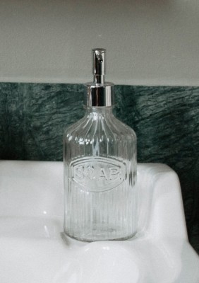 Tvålpump Soap, klarTvålpump i klarglas med ränder och texten SOAP. Pump i silverfärgad plast.
Diameter: 8 cmHöjd: 19,5 cmMaterial: GlasFärg: Transparent