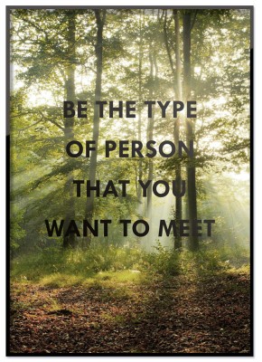 Poster Type of personEtt fotprint över en skog i morgonljus med texten Be the type pf person you want to meet