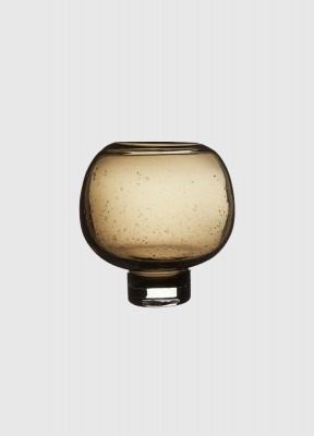 På fotEn brun vas på fot med små effektfulla bubblor i glaset.10x21cmBrun