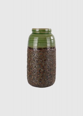 RobustVacker vas med robust look, tillverkad i keramik. Nedre delen är krakelerad med brunt, med en grön bas, samma gröna som den övre delen. En snygg vas som enkelt framhäver en fin bukett på bästa sätt!Storlek: 12,5 x 12,5 x 24 cmMaterial: Keramik