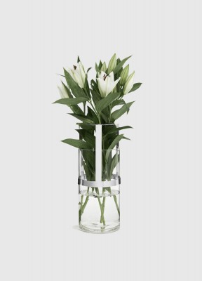 Hold vas large, SilverHold är en unik, prisbelönad glasvas designad av Pascal Charmolu. Vasen består av munblåst glas och ett metallhölje som går att justera i höjdled. Genom att enkelt flytta upp eller ner metallhållaren anpassar man höjden till allt frå