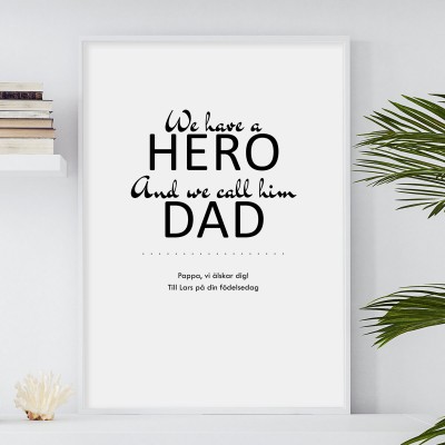 Personlig poster, We have a heroHylla pappa på Fars dag med den här postern med det vackra texten We have a hero and we call him dad