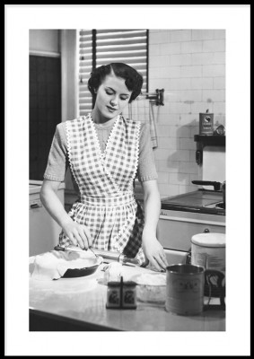 Poster, Woman in kitchenSvartvit poster med en kvinna i köket. Tryckt på miljövänligt 230g, matt papperFinns i flera storlekar Postern levereras utan ram