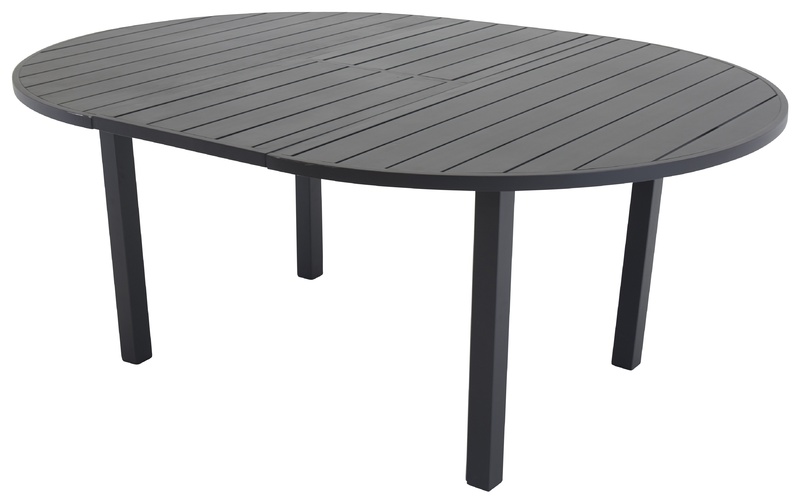 Lika hållbart som praktiskt - Marbella är ett ovalt, förlängningsbart matbord i svart aluminium. Anpassa storleken efter middagsgäster och njut av härliga måltider utomhus i sommar. Dess tåliga material och lätta vikt gör bordet enkelt att flytta runt och