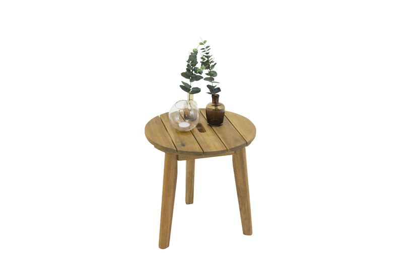 Chania - ett nätt runt sidobord i vacker acacia är precis vad uteplatsen behöver! Lika stilrent som praktiskt finns det även ett handtag som gör bordet enkelt att flytta runt. Placera vid lounge-stolarna eller som avlastningsbord och njut av bekvämlighete