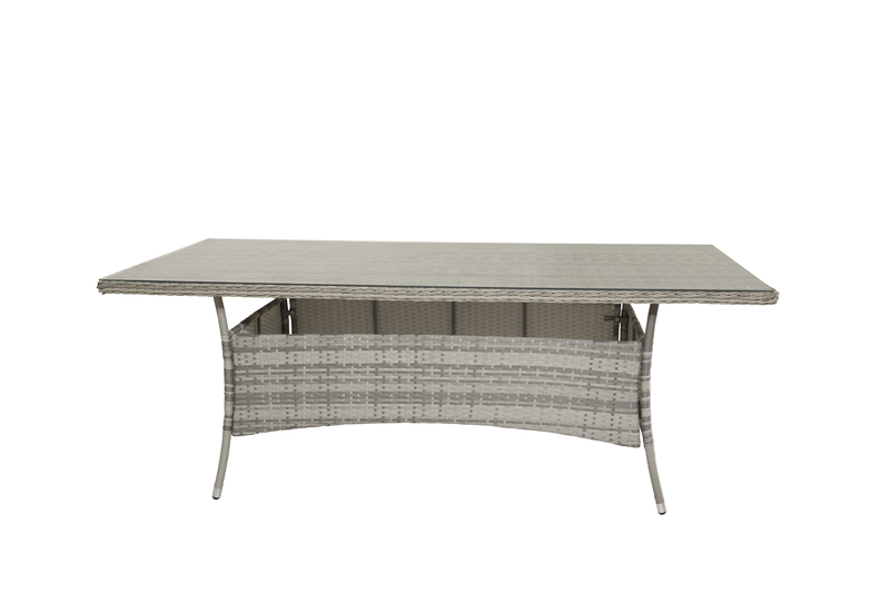 Vikelund – Ett charmigt, rektangulärt matbord med gemytlig design! Den stadiga stommen är i grå konstrotting och bordsskivan i stilrent glas. Dess praktiska design och hållbara material gör att bordet lämpar sig likväl för trädgården som för uterummet. Gö