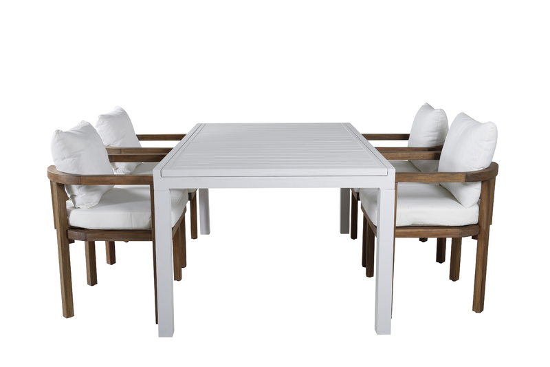 Möblera uteplatsen ljust och fräscht med ett vitt matbord från serien Marbella! Tillverkad av vit aluminium vilket ger dig ett tåligt matbord som är enkelt att flytta runt. Bordet går även att förlänga vilket gör att det fungerar utmärkt till både små och
