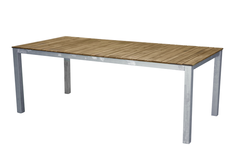 Vårt rektangulära matbord Zenia har en modern industriell design med en bordsskiva i brun acacia och en stomme i silvrigt stål. Dess praktiska och slitstarka material gör att bordet lämpar sig lika bra i uterummet som i trädgården. Följ våra skötselråd fö