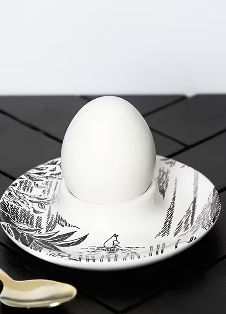 Äggkoppsfat med svart MuminmotivÄt ditt frukostägg med stil. Vi älskar Tove Janssons svartvita illustrationer hon ritade till sina Noveller. Här kommer en äggkopp baserad på Muminpappans Memoarer.
Diameter: 11 cmMaterial: KeramikKommer i en fin presentfö