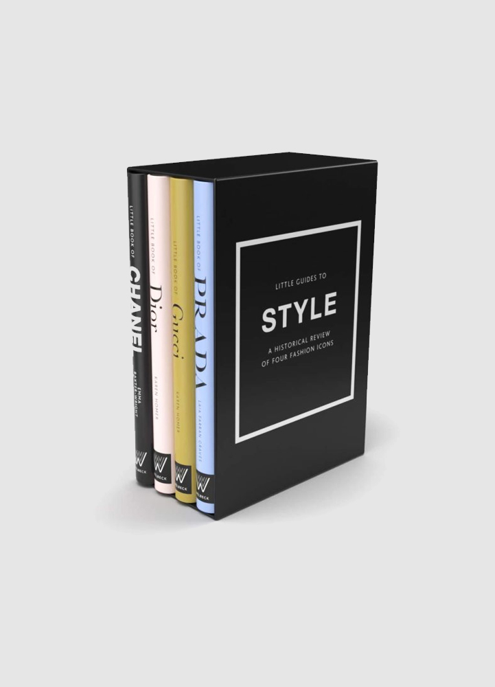 Coffee Table Book, Little Guides to StyleInnehåller Little Book of Chanel, Little Book of Dior, Little Book of Gucci och Little Book of Prada - berättar historier om fyra ikoniska modehus. Med bilder av de fyra husens mest tidlösa och berömda mönster, plu