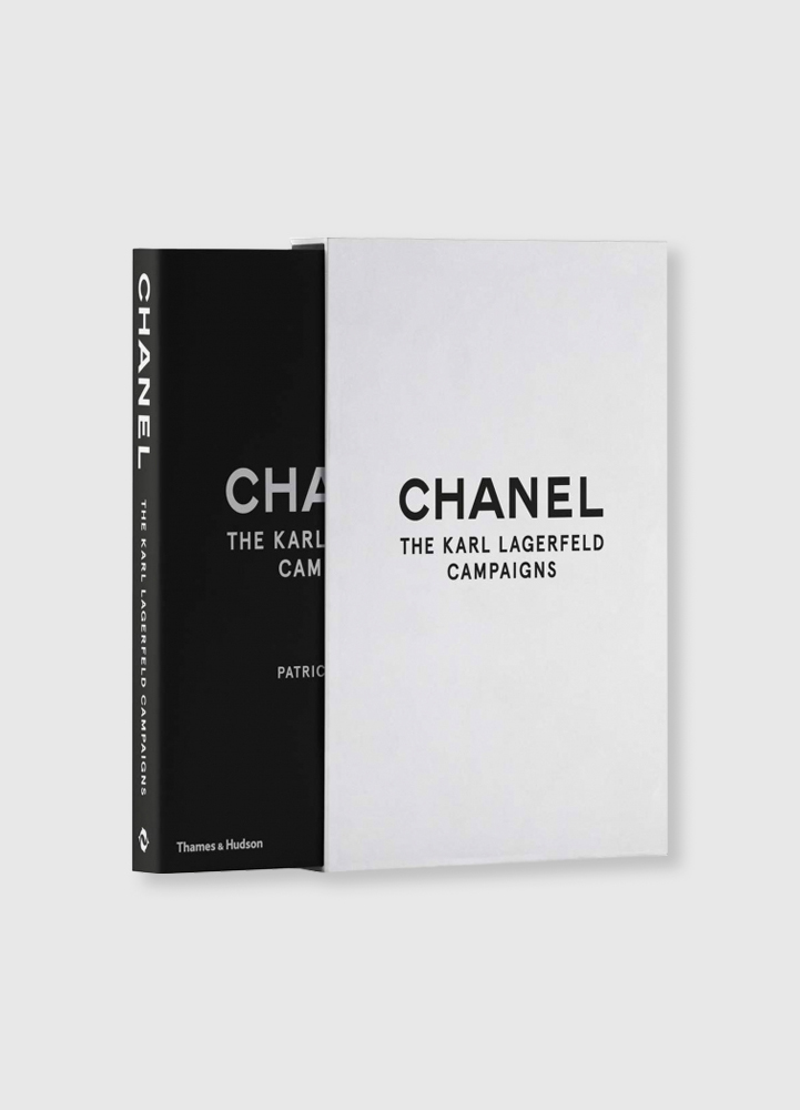 Coffee Table Book, Chanel - The Karl Lagerfeld CampaignsNär Karl Lagerfeld utsågs till rodret för modehuset 1983, satte han sig för att radikalt skaka om och uppdatera dess imageinte bara genom djärva kollektioner utan också, från 1987 och framåt, genom a