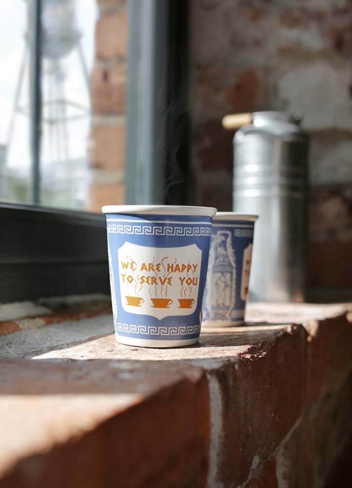 Världens mest kända pappersmugg - nu som keramikmugg!Varje stad behöver en symbol. Den ikoniska kaffekoppen är något unikt och tidlöst och som gör New York till vad det är, en kaffestad i farten.När de grekiska invandrarna anlände till New York i början p