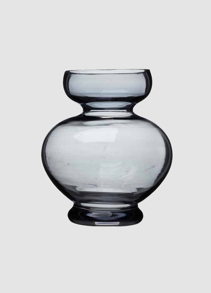 Hyacintvas, rundad rökfärgadEn fin rundad hyacintvas i rökfärgat glas.Diameter: 7 cmStorlek: 11x14 cmMaterial: Glas