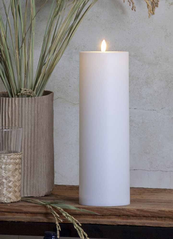 ​Flamme Rak är ett vitt ljus i plast med den naturtrogna Flamme-lågan. 