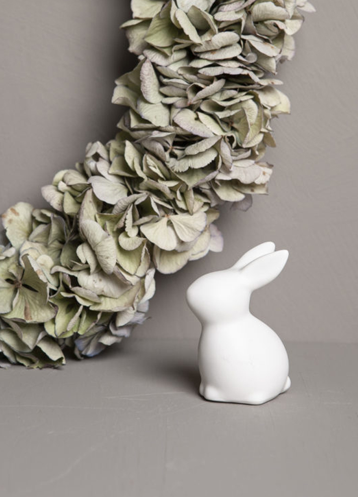 Liten vit kanin i keramikDekoration i keramik. En söt kanin att dekorera för sig själv, som par eller ihop med våra andra påskdekorationer.Storlek:5x3x7 cmMaterial: KeramikFärg: Vit