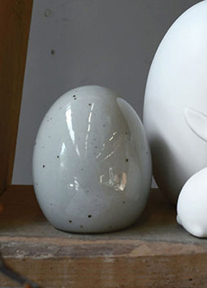 Litet ägg i glaserad keramikDekoration i glaserad keramik. Detta avskalade ägg ger dig en stilfull påsk. Passar utmärkt i sin ensamhet eller ihop med våra andra påskdekorationer.
Storlek:6x6x8 cmMaterial: Keramik