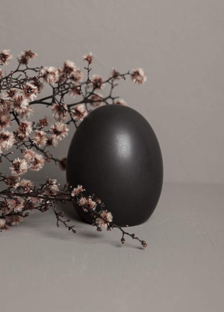 Litet svart ägg i keramikDekoration i keramik. Detta avskalade ägg ger dig en stilfull påsk. Passar utmärkt i sin ensamhet eller ihop med våra andra påskdekorationer.
Storlek: 6x6x8cmMaterial: Keramik