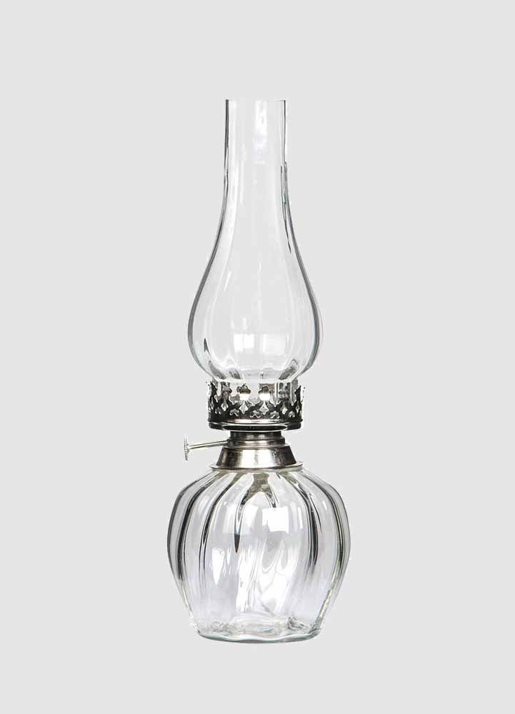 Oljelampa som påminner om en fotogenlampa med ofärgat glas med metallfärgad plats för ljus, gjord för att ha värmeljus is.
