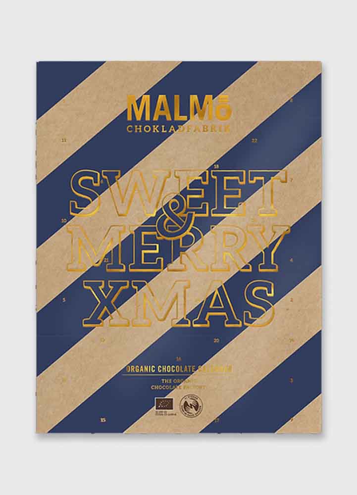 Adventskalender från Malmö chokladfabrik, en chokladkalender med ett brunt och blårandigt mönster med en guldig text sweet & Merry Xmas.

