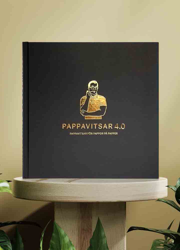 Fars dag present, en svart fyrkantig bok i svart med en bild på en tecknad man i en piketröja och texten Pappavitsar 4.0 i skinande guld.
