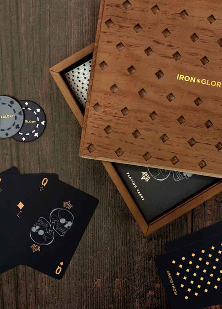Fars dag present, ett pokerset i en brun trälåda i mönster bredvid finns svarta markörer och svarta kort med gulddetaljer. 
