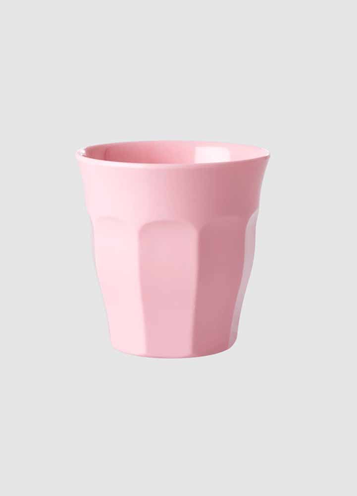 Rice Medium Soft pink - Mugg MelaminRice melaminkopp i medium storlek passar som dricksmugg, till pennor eller småsaker. Den är perfekt att ta med sig på picknicken tack vare det tåliga melaminmaterialet. Melamin från Rice är av högsta kvalitet och är fri