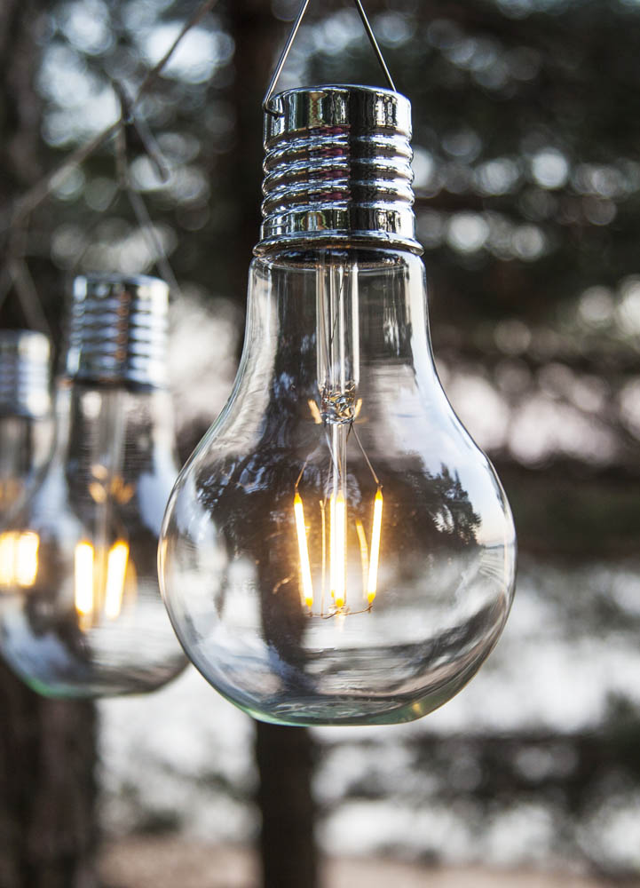Solcellsdekoration i form av en Edison lampaHängande solcellsdekoration i form av en Edison lampa, dess Filament LED lyser upp med ca 5 Lumen under natten.
Färg: TransparentBredd: 10 cmHöjd: 18 cm
Djup: 10 cmSäljes styckvis