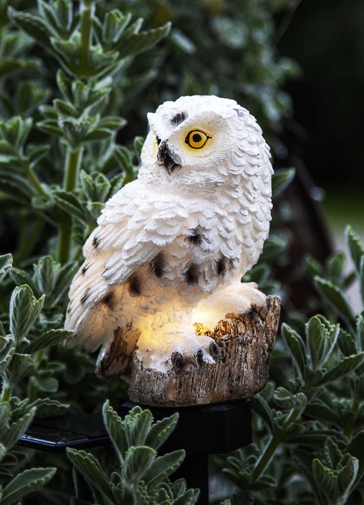 Solcellsdekoration OwlDen vackra solcellsdrivna dekorationen Owl lyser upp i mörkret med ett varmvitt sken. Denna solcellsbelysning är cirka 10x16 cm för själva ugglan med bottenplatta och den sitter på en medföljande pinne som höjer upp den ytterligare 1