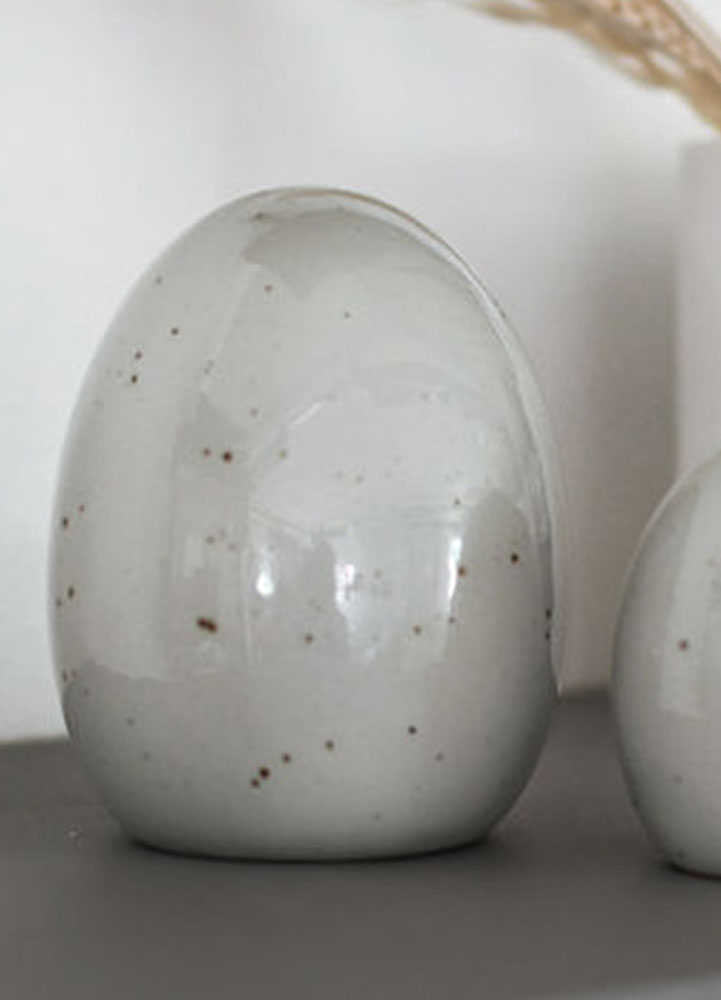 Ägg i glaserad keramikDekoration i glaserad keramik. Detta avskalade ägg ger dig en stilfull påsk. Passar utmärkt i sin ensamhet eller ihop med våra andra påskdekorationer.Storlek: 9x9x12 cmMaterial: Keramik
