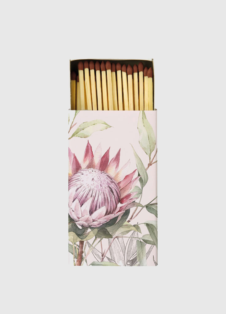 Tändstickor, Layana RoseTändstickor i en finask med blommigt mönster.
Storlek:6,5x11x2 cm