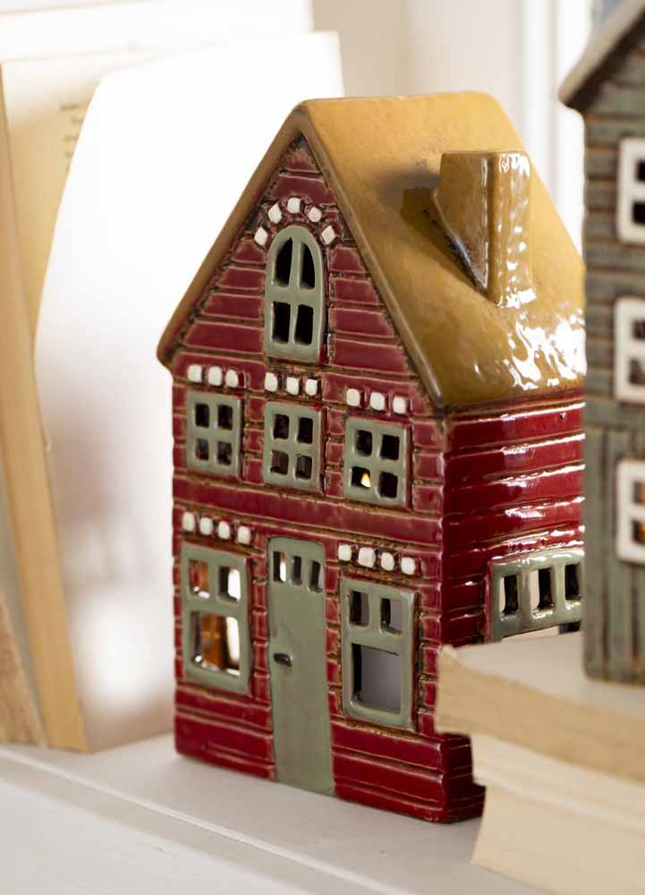 Detta keramikhus tillhör Thorshavn-husserien och är inspirerat av de färgglada, träklädda husen som präglar staden Thorshavn på Färöarna.