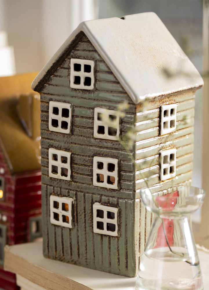 Denna keramiska bostad är en del av Thorshavn-husserien och drar inspiration från de färgglada, träklädda husen som präglar Thorshavn-staden på Färöarna.