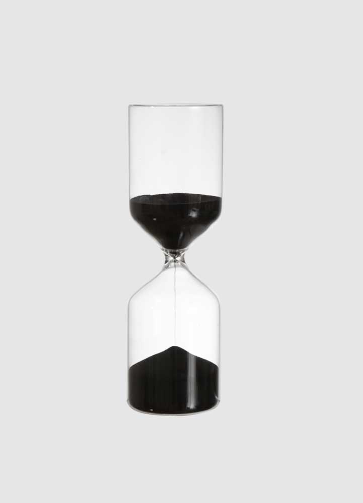 Svart sandVackert och populärt timglas med svart sand. Finns i fyra storlekar och är superfina att ställa i grupp, eller att blanda in i ett stilleben.Timglas 5 min: Diameter: 3,5 cm, Höjd: 12 cmTimglas 15 min: Diameter:4,5 cm, Höjd: 15 cmTimglas 30 min:D