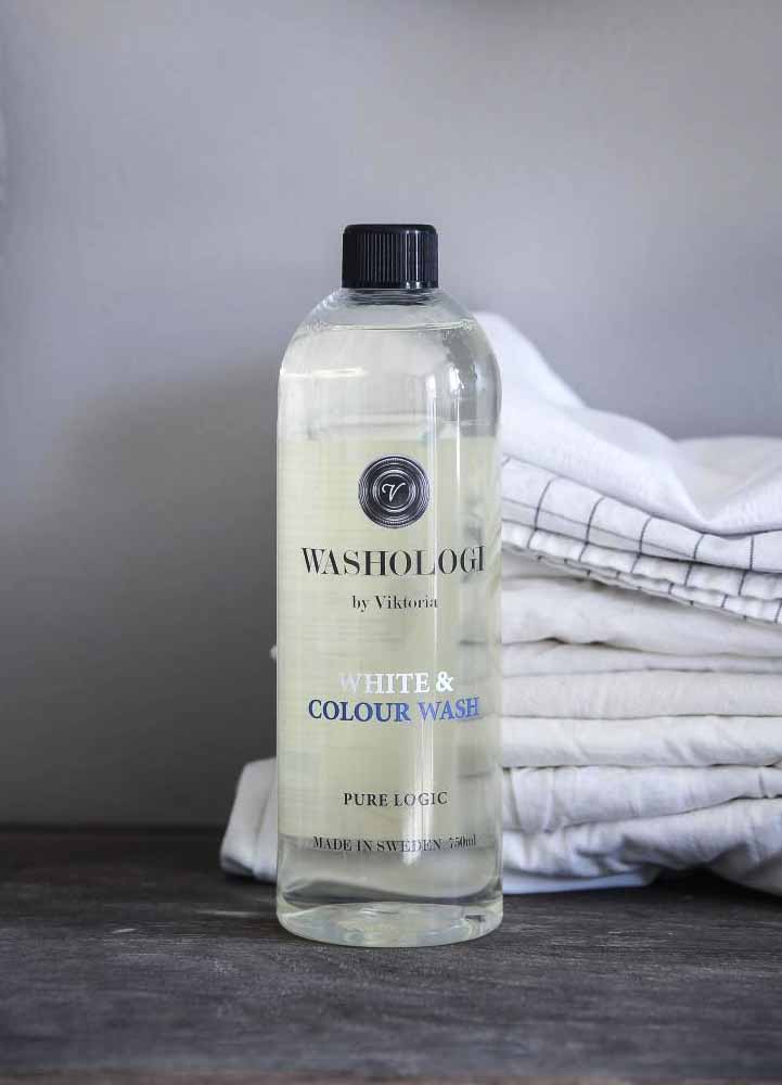 Tvättmedel från WashologiWashologis vit och kulörtvätt är högkoncentrerat, effektivt och bevarar färgerna. Tvättmedlet innehåller inte blekmedel, för en naturligt blekande effekt till vittvätten, tillsätt lite natriumbikarkarbonat.Washologis förstärkta oc